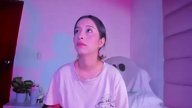 Freechat little-Emma on StripChat