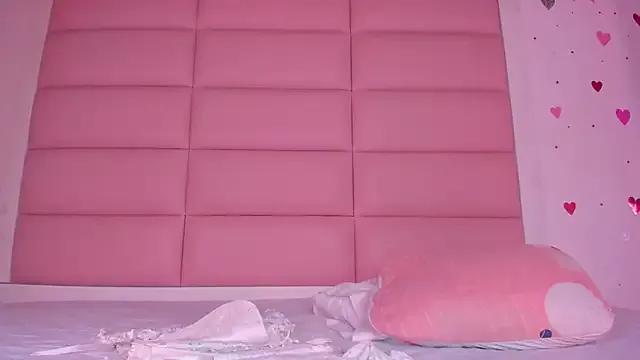 Freechat little-Emma on StripChat