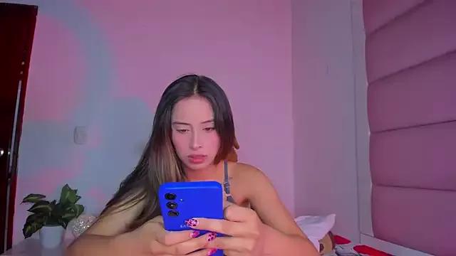 Freechat little-Emma on StripChat