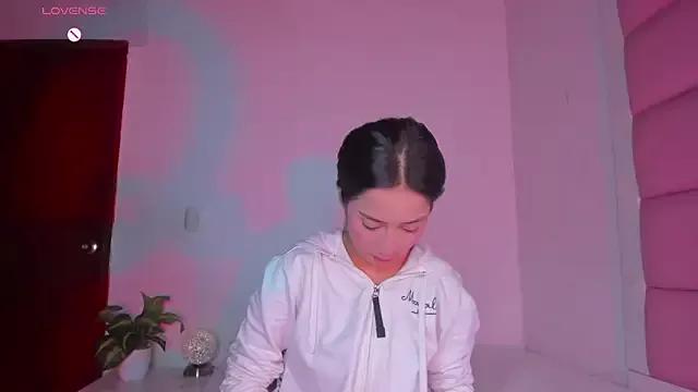 Freechat little-Emma on StripChat