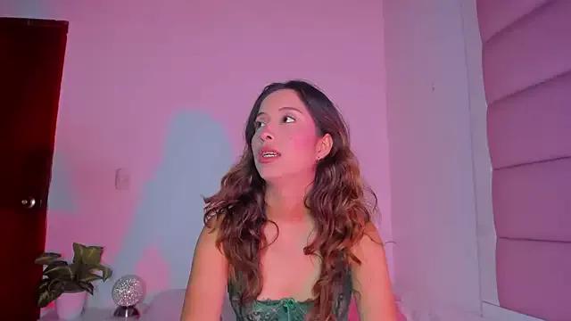 Freechat little-Emma on StripChat