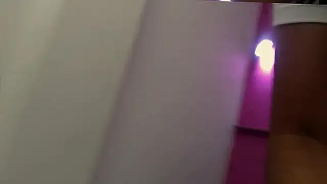 skinnybarbie022 on StripChat