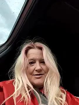 Freechat SuzieSub on StripChat