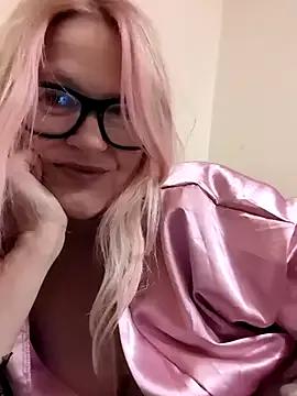 Freechat SuzieSub on StripChat